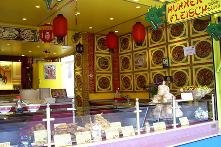 Innenansicht des Imbissstands, chinesische Lampions und Muster an der Wan