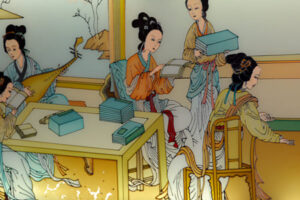 Glasmalerei, Geishas sitzen an einem Tisch und lesen und musizieren